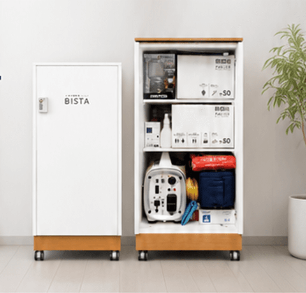 扉を閉じた状態と防災用品を収納した状態の災害用備蓄スタンドBISTA