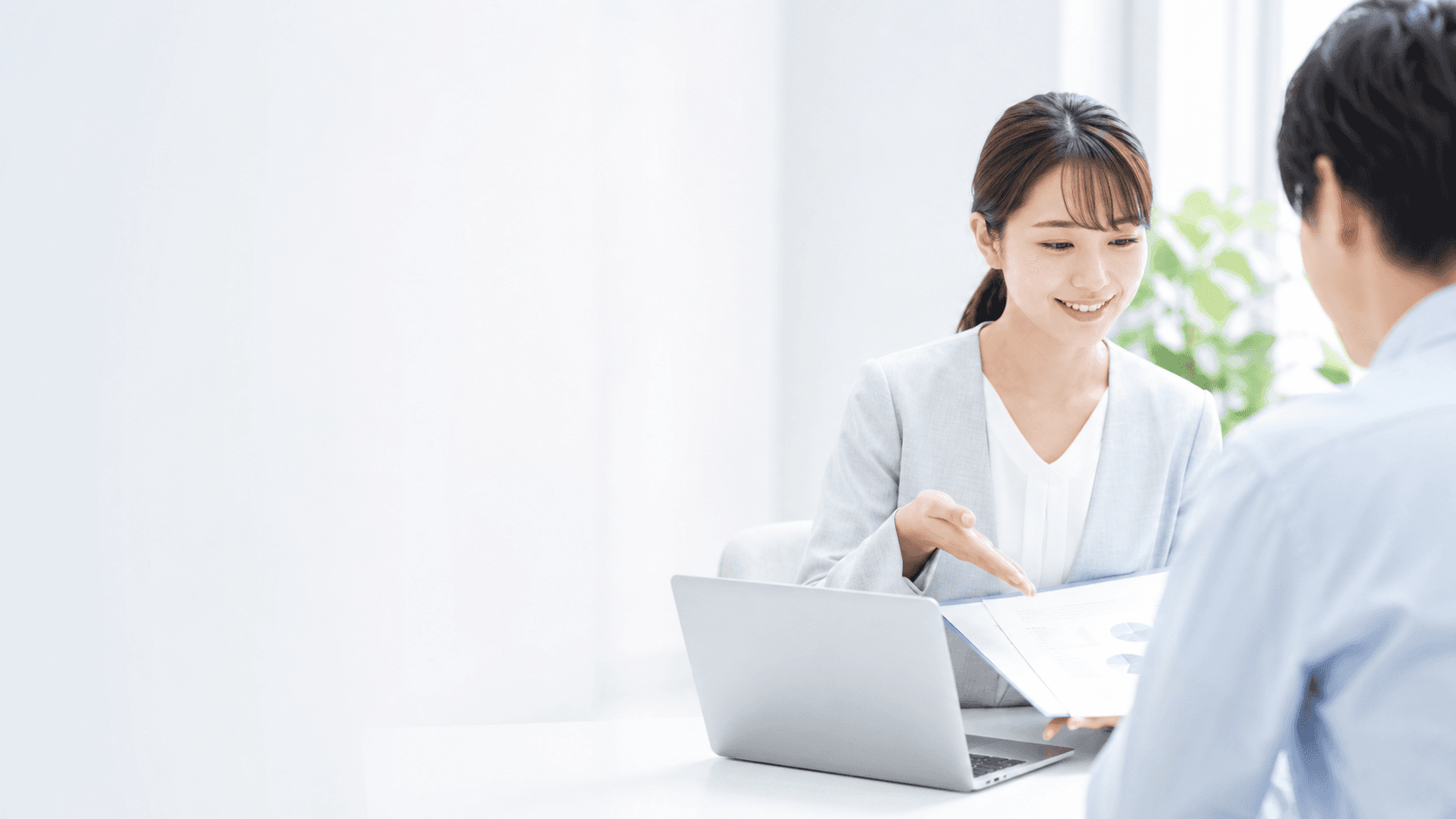 オフィスでお客様と打ち合わせをする担当者